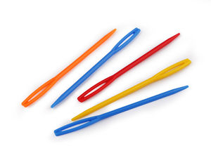 Blunt Plastic Embroidery Needles (70mm) with Large Eye for Kids' Crafts, Yarn Threading, and Ribbon Embroidery – Assorted Colors