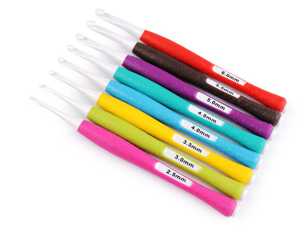 Ergonomic Crochet Hook Set with Soft Silicone Handles - 8-Piece Multi-Size Pack (2.5mm to 6mm) for Comfortable Crafting