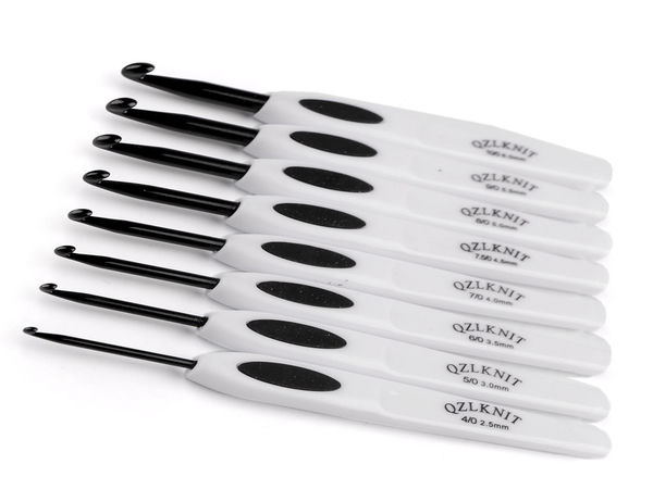 Premium Ergonomic Crochet Hook Set - 8-Piece Comfort Grip Kit (2.5mm to 6.0mm) for Knitting and Crochet