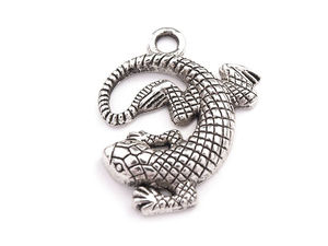 Premium Lizard Metal Pendant Charm (25x25mm) - Platinum Finish Fauna Decoration for Clothes, Shoes, and Accessories