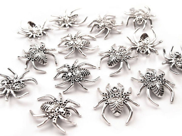 Premium Platinum Spider Charm Pendant, 25x28 mm - Metal Fauna Decoration for Clothing, Footwear, and Accessories