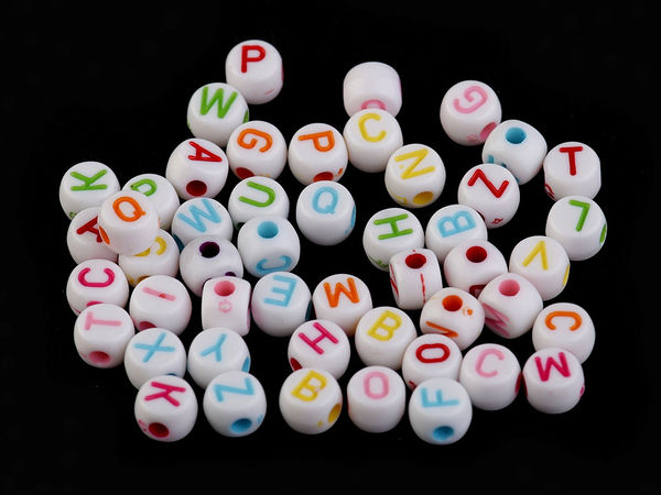 Round Alphabet Letter Beads for Friendship Bracelets (7mm, 50-Pack) – Mixed Color Acrylic Beads for Personalized DIY Crafts & Jewelry Making