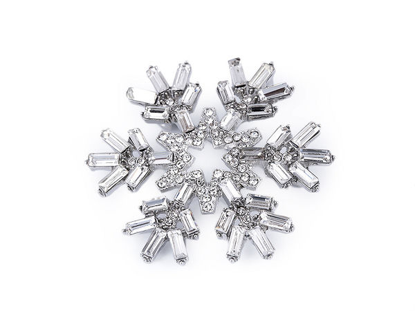 Crystal Rhinestone Snowflake Brooch - Elegant Winter Holiday Pin for Scarves, Hats, and Purses