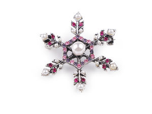 Sparkling Rhinestone Snowflake Brooch - Elegant Winter Holiday Pin for Sweaters, Hats, and Scarves