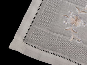 Elegant Floral Embroidered Placemat (30x45 cm) - Premium Openwork Dining Table Mat