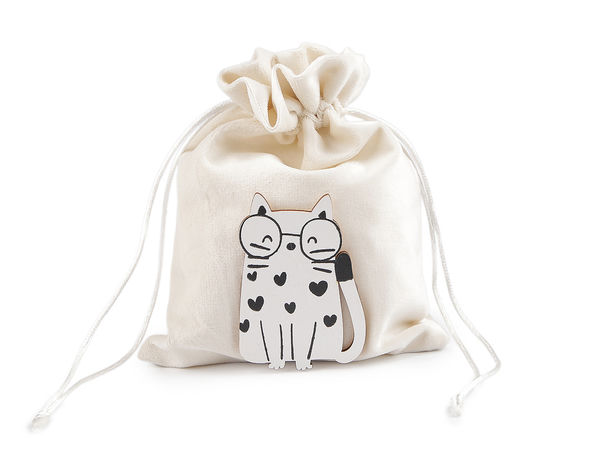 Elegant Velvet Gift Bag with Wooden Cat Accent - Creamy Light Drawstring Pouch (14.5x19.5 cm)